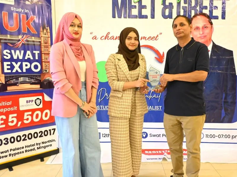 Director-Amar-&project-managr-humira-ali-give-the-reward-sofia-shahid-forsuccesull-study-abroad-story-faisalabad